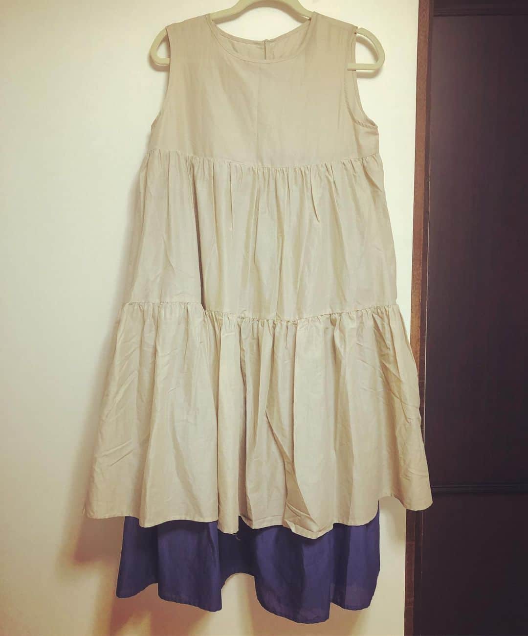 ひうらさとるのインスタグラム：「‪G★のセールで温泉の後にサラッと着る用の990円のワンピースを買ったのだが、布がペラッペラで透けそうだしちと短いので色違いをもう一枚かって中でずらして縫い合わせてロングワンピースにしたった★ よくなくない？（╹◡╹）」