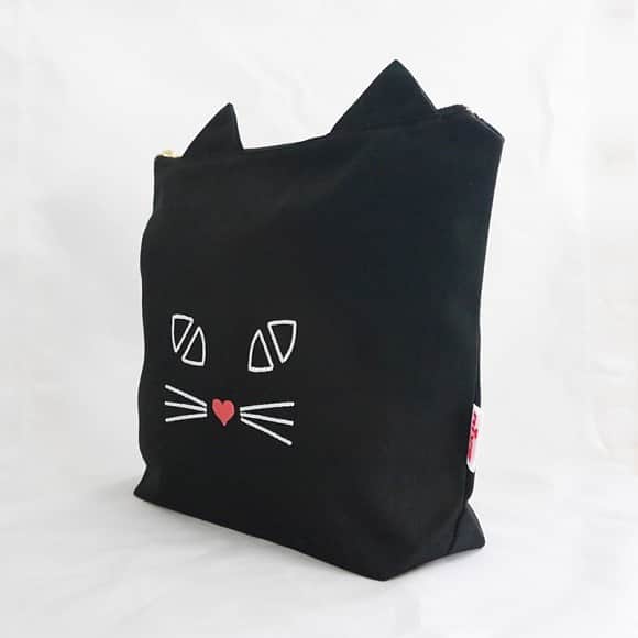 nocotoさんのインスタグラム写真 - (nocotoInstagram)「nivaの黒猫ポーチ、再入荷してます。内側のビビットなピンク可愛い💕防水になっているので、旅行のお供におススメ👍  黒猫飼いさんへのプレゼントにも🎁良いですね🎶  #niva #gift #porch #ポーチ #猫ポーチ #cat #catitem #blackcat #黒猫」7月14日 18時01分 - nocoto_store
