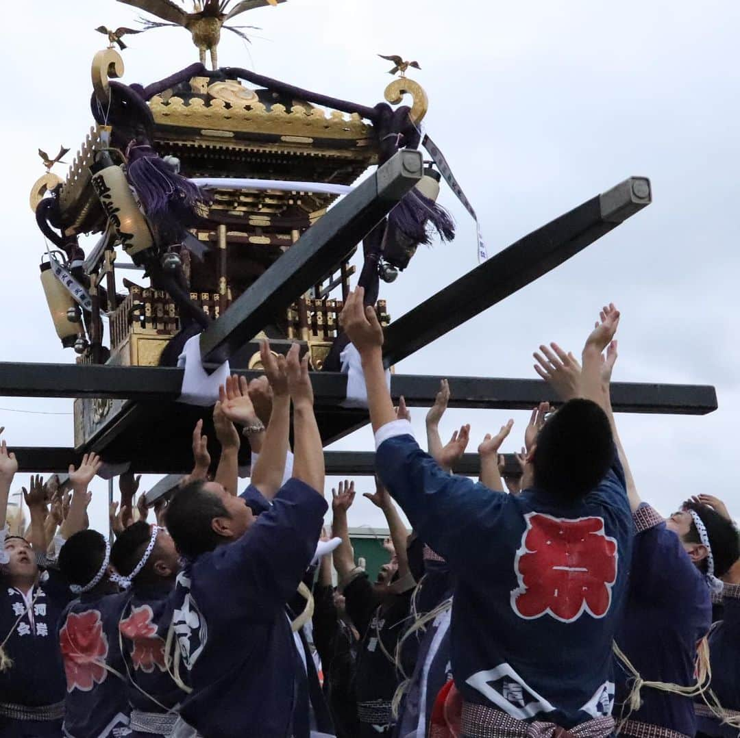 さいたまつりさんのインスタグラム写真 - (さいたまつりInstagram)「吉川市の「吉川八坂祭り」では、夜に行われる神輿競演に向けて、各町会での神輿渡御が始まりました！ 提灯にも明かりが灯され、威勢の良い掛け声が響き渡っています！  #さいたまつり #山車 #神輿 #埼玉 #festival #祭り #saitamatsuri #お祭り #写真好きな人と繋がりたい #ファインダー越しの私の世界 #お祭り写真 #お祭り写真部 #吉川 #yoshikawa」7月14日 18時05分 - saitamatsuri