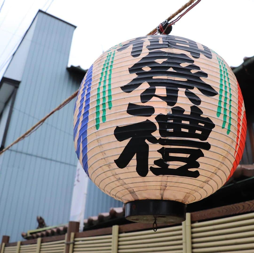 さいたまつりさんのインスタグラム写真 - (さいたまつりInstagram)「吉川市の「吉川八坂祭り」では、夜に行われる神輿競演に向けて、各町会での神輿渡御が始まりました！ 提灯にも明かりが灯され、威勢の良い掛け声が響き渡っています！  #さいたまつり #山車 #神輿 #埼玉 #festival #祭り #saitamatsuri #お祭り #写真好きな人と繋がりたい #ファインダー越しの私の世界 #お祭り写真 #お祭り写真部 #吉川 #yoshikawa」7月14日 18時05分 - saitamatsuri