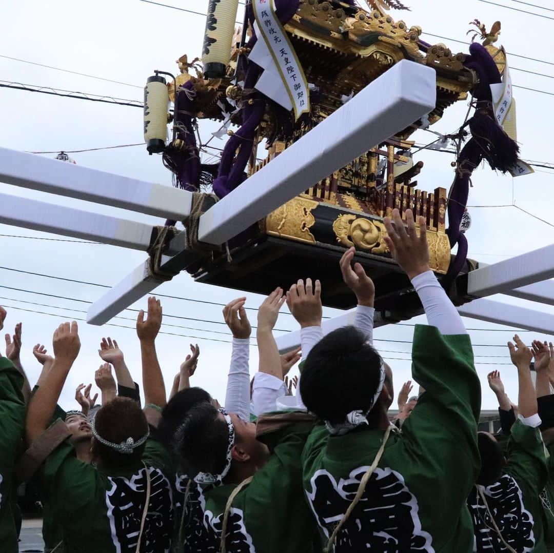 さいたまつりさんのインスタグラム写真 - (さいたまつりInstagram)「吉川市の「吉川八坂祭り」では、夜に行われる神輿競演に向けて、各町会での神輿渡御が始まりました！ 提灯にも明かりが灯され、威勢の良い掛け声が響き渡っています！  #さいたまつり #山車 #神輿 #埼玉 #festival #祭り #saitamatsuri #お祭り #写真好きな人と繋がりたい #ファインダー越しの私の世界 #お祭り写真 #お祭り写真部 #吉川 #yoshikawa」7月14日 18時05分 - saitamatsuri