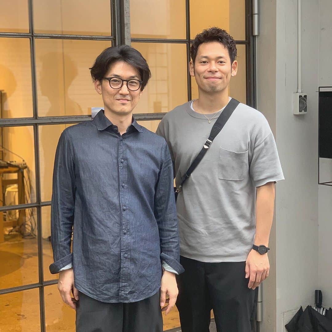 山川就史のインスタグラム：「師匠の展示会へ  生み出す作品の世界 心地よすぎました。  作中の音楽も迷わず購入！  山口さんに会うたび、自分に足りないものが増えて山積みになる。  まだまだ、まだまだ、  #jj #tflers #instagood  #個展 #山口彰久」