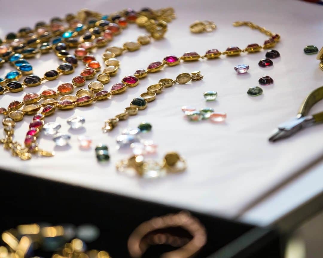 グーセンス パリさんのインスタグラム写真 - (グーセンス パリInstagram)「Making of "Cabochons" necklaces. . . #📸 by @mathieu.bonnin . . #Goossens #cabochons #necklace #colorful #gold #brass #classic #workshop」7月14日 18時16分 - goossens_paris