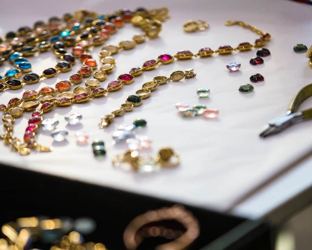 グーセンス パリのインスタグラム：「Making of "Cabochons" necklaces. . . #📸 by @mathieu.bonnin . . #Goossens #cabochons #necklace #colorful #gold #brass #classic #workshop」