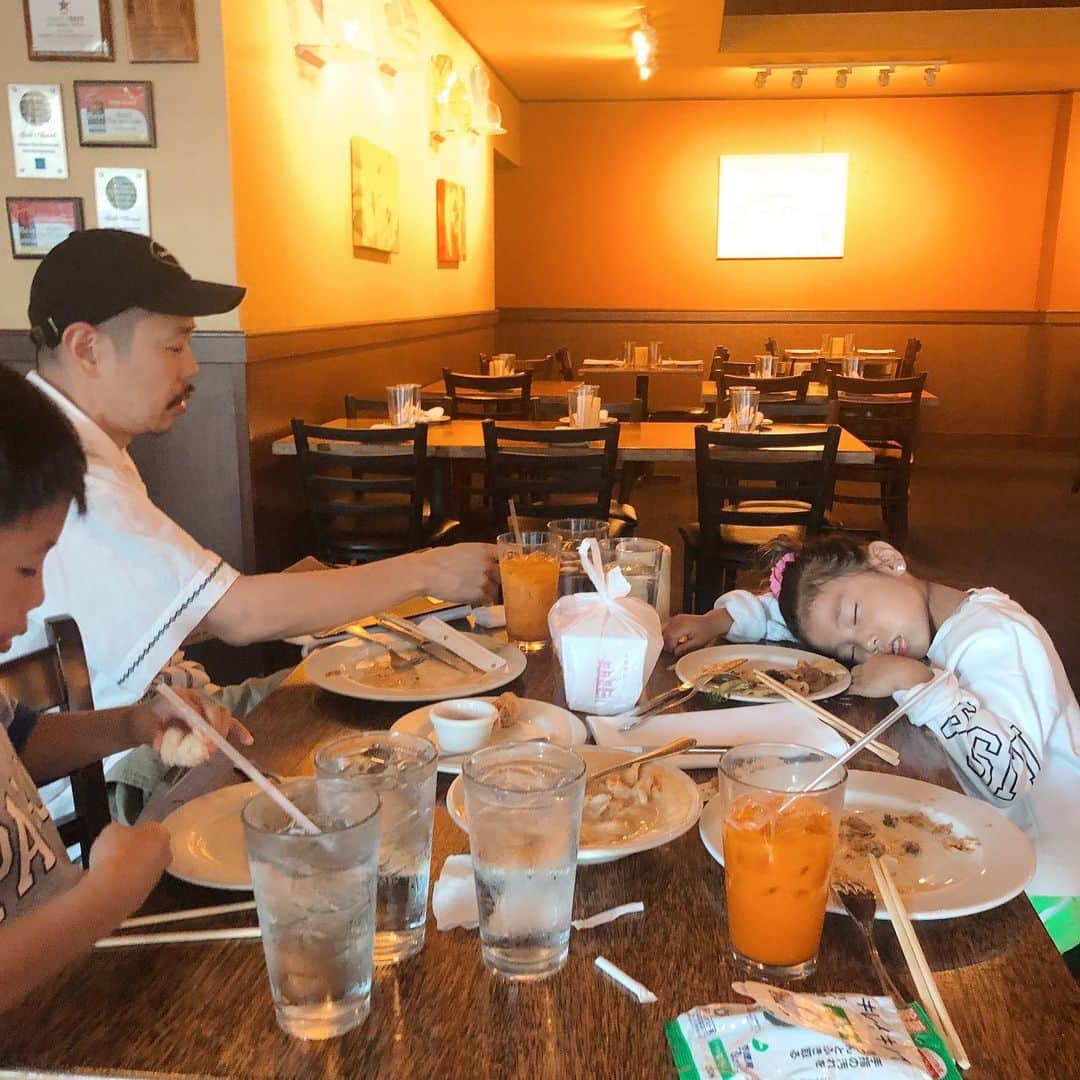 西山美希子さんのインスタグラム写真 - (西山美希子Instagram)「めずらしく時差ボケガール。ディナー中に大好きなスティッキーライスとスプリングロール食べながら寝ちゃった…💤#jetlagged #mygirl」7月14日 18時09分 - mariaclove