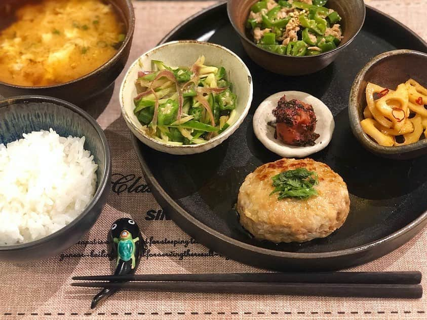 岸明日香さんのインスタグラム写真 - (岸明日香Instagram)「ピーマン肉詰めの余ったタネでミニハンバーグ🍖 ピーマンは縦に詰めるタイプです。笑 余ったひき肉でいつもはそぼろ煮とかハンバーグ作っちゃうんだけど皆は何に使ってる？？ . #岸キッチン #ハンバーグ #和風ソース #無限ピーマン #ミョウガとオクラときゅうりのさっぱり和え #きんぴら蓮根 #ねぎ玉味噌汁  #ピーマン肉詰め #ささみの中華サラダ #アスパラのお浸し #グリーンリーフ #箸置きのテーマは梅雨w」7月14日 18時11分 - aspoo02