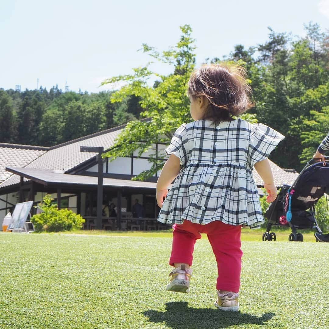 Kuboi Ayumiさんのインスタグラム写真 - (Kuboi AyumiInstagram)「お姉ちゃんが大好きで、いつもお姉ちゃんについてまわって ダンスも自転車も全部まねっこしたがる次女。 身体を動かすことが大好きです。  でも、赤ちゃんは汗っかき。  大人は快適でも、赤ちゃんにとっては違うなんてこともしばしばで 遊んでいる時だけでなく、ごはんを食べていても 寝ていても汗びっしょりなんてことも。  なので、24時間履いているおむつは少しでも快適なものにしてあげたいと思っています。  最近使っているのは、『ムーニーマン汗スッキリ』。 柔らかくて、肌触りがいいおむつなんです。  背側に汗をしっかり吸収する「汗吸いとるシート」をオムツで唯一採用していて ウエスト部分の通気性が15％もUPしたんだそう。  長時間肌に触れているものなので、通気性はとても大切！ 肌トラブル(あせも) 対策ができるのもうれしいですね。  この暑い時期でも「寝汗」が気になる夜でも、汗スッキリで赤ちゃんが快適だと ママもストレスが減ります。  スヤスヤと気持ちよさそうに寝ている姿を見ているだけで幸せになっちゃう。  #あせもに負けるな #寝汗 #あせも #汗スッキリムーニーマン #ムーニーマン #ママスタグラム #おむつ #育児日記 #女の子ママ #親バカ部 #赤ちゃんのいる生活　#親バカ部ig_baby　#ムーニーマン_PR」7月14日 18時13分 - himekagami