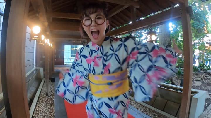 RINGOのインスタグラム：「🍣👘🇯🇵 雨続きで元気やる気がでない？？ りんごが なんでもできるまほうかけてあげるね😊🥺✨😌 • ✨三三三🙋🏻‍♀️ • ほら！なんでもできるようになったよ😊✨✨✨👏🏻👏🏻👏🏻 #なんでき #浴衣 #浴衣コーディネート #japan #japantrip #goproのある生活 #gopro7 #gopro #demoniashoes #cordinate #着物 #yukata #kimono」
