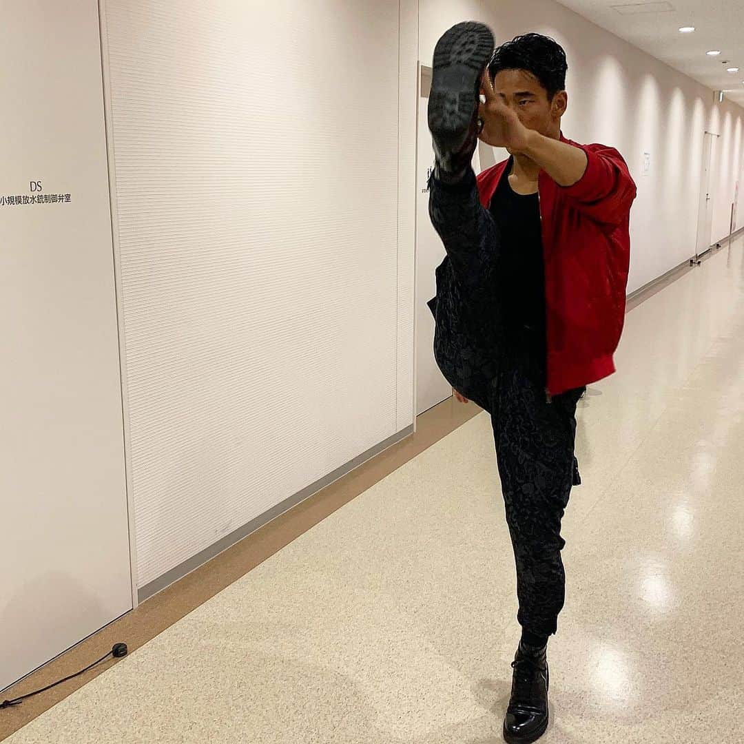 小林直己さんのインスタグラム写真 - (小林直己Instagram)「My routine work before a performance. ＃EXILE #三代目JSOULBROTHERS #三代目JSOULBROTHERSfromEXILETRIBE #三代目JSB #三代目 #3jsb #ldh #小林直己 #NaokiKobayashi #japan #japanese #zen #themusicday #音楽の日 #トレーニング #ジム #いつもやります #ライブ #10年ずっと」7月14日 18時15分 - naokikobayashi_works