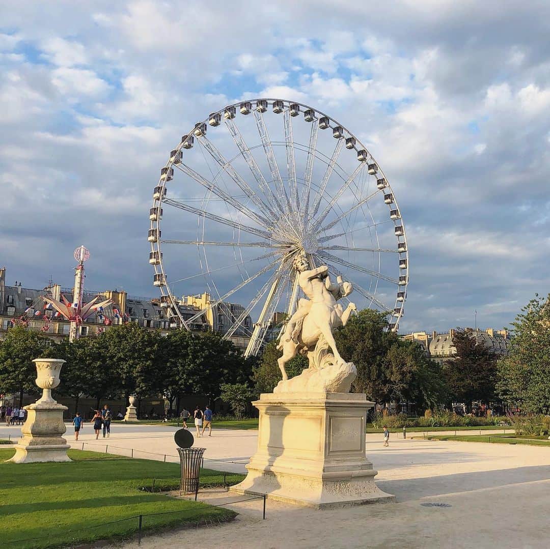 桐島かれんさんのインスタグラム写真 - (桐島かれんInstagram)「夏のパリの風物詩。 チュイルリー公園の移動遊園地。 #チュイルリー公園 #移動遊園地 #パリ」7月14日 18時17分 - houseoflotuskaren