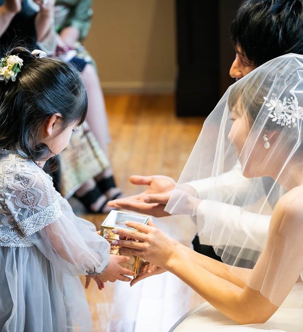 KIYOMIZU京都東山 公式さんのインスタグラム写真 - (KIYOMIZU京都東山 公式Instagram)「@kiyomizu_kyoto_higashiyama をフォローして、 『#kiyomizu京都東山』 『#kiyomizu花嫁』 『#スタイルズ花嫁』 をつけて投稿してくださいね＊ . [ #リングガール ] 結婚指輪を新郎新婦のもとへ届ける小さな天使♡* リングガールが運びやすいように ボックス型のリングピロー にしたところもポイント♩ . ---------------------- . ▼ブライダルフェアの予約は インスタのTOPからcheck⚐ ＞＞＞ @kiyomizu_kyoto_higashiyama. #スタイルズ花嫁 #dress #kyoto #kiyomizu #wedding #weddingdress #ウェディングドレス #ウェディングレポ #チャペル #ブライダルフェア #プレ花嫁 #卒花 #披露宴 #日本中のプレ花嫁さんと繋がりたい #結婚式 #結婚式場 #結婚式準備 #京都 #京都花嫁#関西花嫁  #marryxoxo #Dressy花嫁 #maricuru #maricuru卒花アンバサダー #リングピロー #チャペル挙式」7月14日 18時19分 - kiyomizu_kyoto_higashiyama