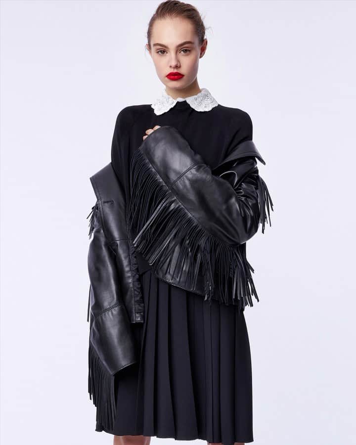 のインスタグラム：「Preppy or country, why choose? #ScervinoPreFall19 leather jacket with fringes. . . #ErmannoScervino #precollection #prefall #prefall19 #couture #handmade #madeinitaly #lookbook #totalblack #madeinflorence #leatherjacket」