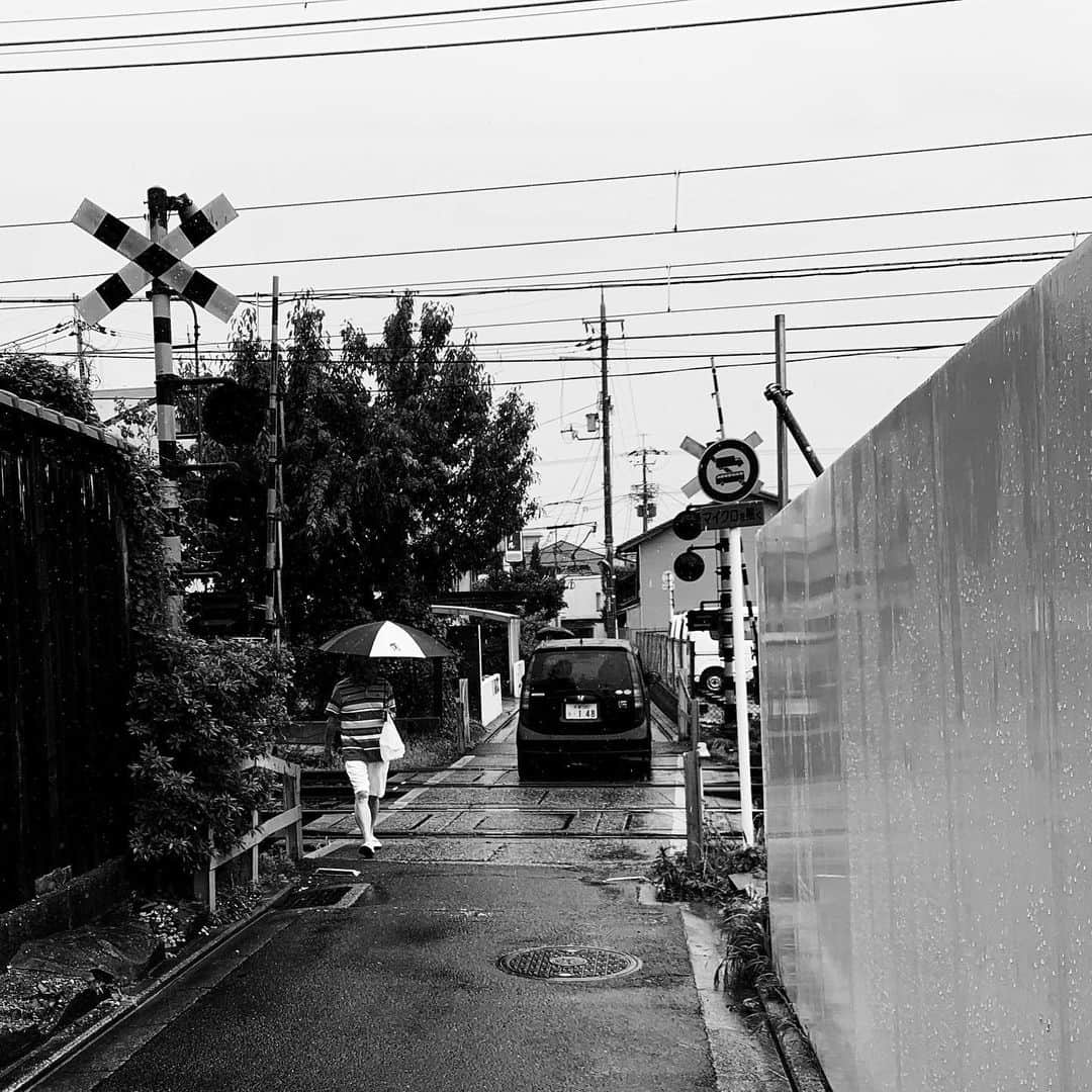 naotakeのインスタグラム：「踏切 - A crossing / iPhone XR + Snapseed, 20190715 . . . . #royalsnappingartists #infamous_family #rsa_main #infinity_photo_cult #2_fineart #jp_gallery #jp_gallery_bnw #trb_bnw #wp_bnw  #bnw_life #bnwlife_member #bnw_life_shots #bnw_captures #world_bnw #top_bnw #team_jp_ #team_jp_モノクロ #ig_energy_bw #ig_nihon #streetphotographybnw #igersjp #blackandwhite #bnw #bnwphoto #monochrome #bw #bnwphotography #ShotOniPhone #shotoniphoneXR」