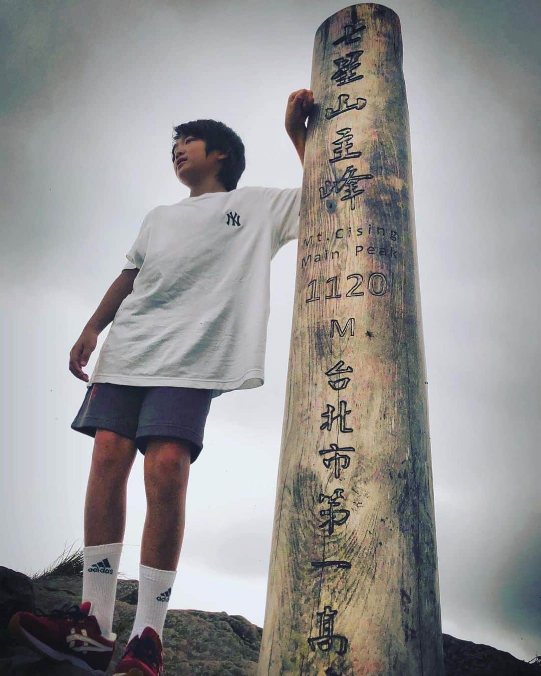 曹格格さんのインスタグラム写真 - (曹格格Instagram)「The dude made it to the top on he’s first try.... and i literally had to chase him and try to catch up.... good fun, awesome sunday!  #sundayfunday #hiking #taipei」7月14日 18時27分 - supergarychaw