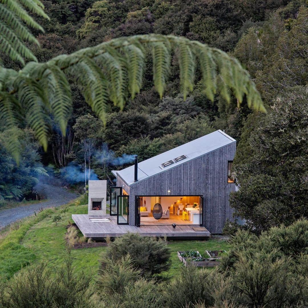 Architecture - Housesさんのインスタグラム写真 - (Architecture - HousesInstagram)「Back Country House in #newzealand by LTD Architectural Design Studio . 📸 @jo_smith_photographer .  #luxury #luxuryhome #architect #luxuryhouse #arquitectura #luxurylife #luxurylifestyle #instadaily #homes #homestyle #instagood #homestyling #architecture #architectureporn #design #modern #architects #interiordesign #instahome」7月14日 18時31分 - _archidesignhome_