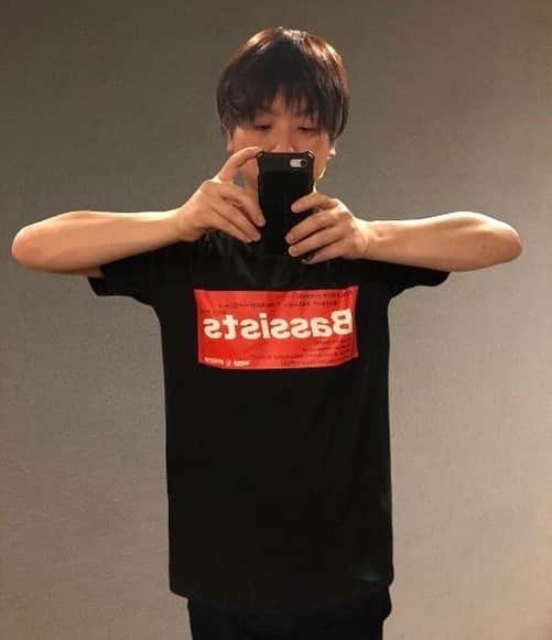 吉澤響のインスタグラム：「明日7/15は渋谷La.mamaにてセカイイチpresentsサポートベーシスト感謝祭。明日のために(思いつき&かなり急ぎで)作ったTシャツが今日無事に届きました。ベーシストとデカデカと書かれてますが、わたしはドラマーです。そしていい感じのデザインだと思ってますが、いかんせん「ベーシスト」とデカデカと書いてあるので、売り上げはあまり見込めないなと思ってまして、枚数は少な目に作ってます(弱気) 明日は晴れるのかな？ 雨なのかな？ ちょっと分かりませんが、お越しになったみなさんはひとり残らず楽しめると思うので、ぜひお越しくださいなー！  #セカイイチ」