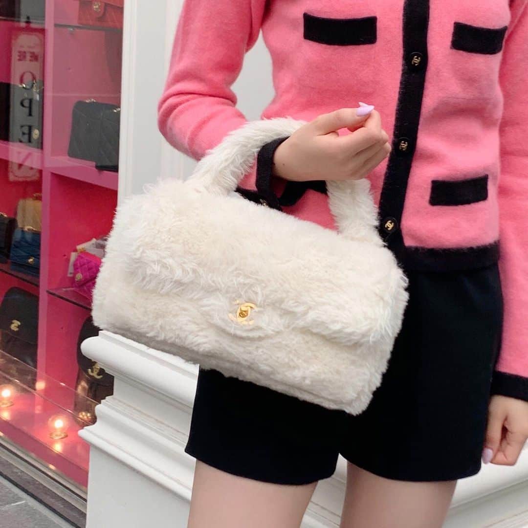 Vintage Brand Boutique AMOREさんのインスタグラム写真 - (Vintage Brand Boutique AMOREInstagram)「Vintage Chanel fur hand bag. ▶︎Free Shipping Worldwide✈️ ≫≫≫ DM for more information 📩 info@amorevintagetokyo.com #AMOREvintage #AMORETOKYO #tokyo #Omotesando #Aoyama #harajuku #vintage #vintageshop #ヴィンテージ #ヴィンテージショップ #アモーレ #アモーレトーキョー #表参道 #青山 #原宿#東京 #chanel #chanelvintage #vintagechanel #ヴィンテージ #シャネル #ヴィンテージシャネル #amoreomotesando #アモーレ表参道」7月14日 18時42分 - amore_tokyo