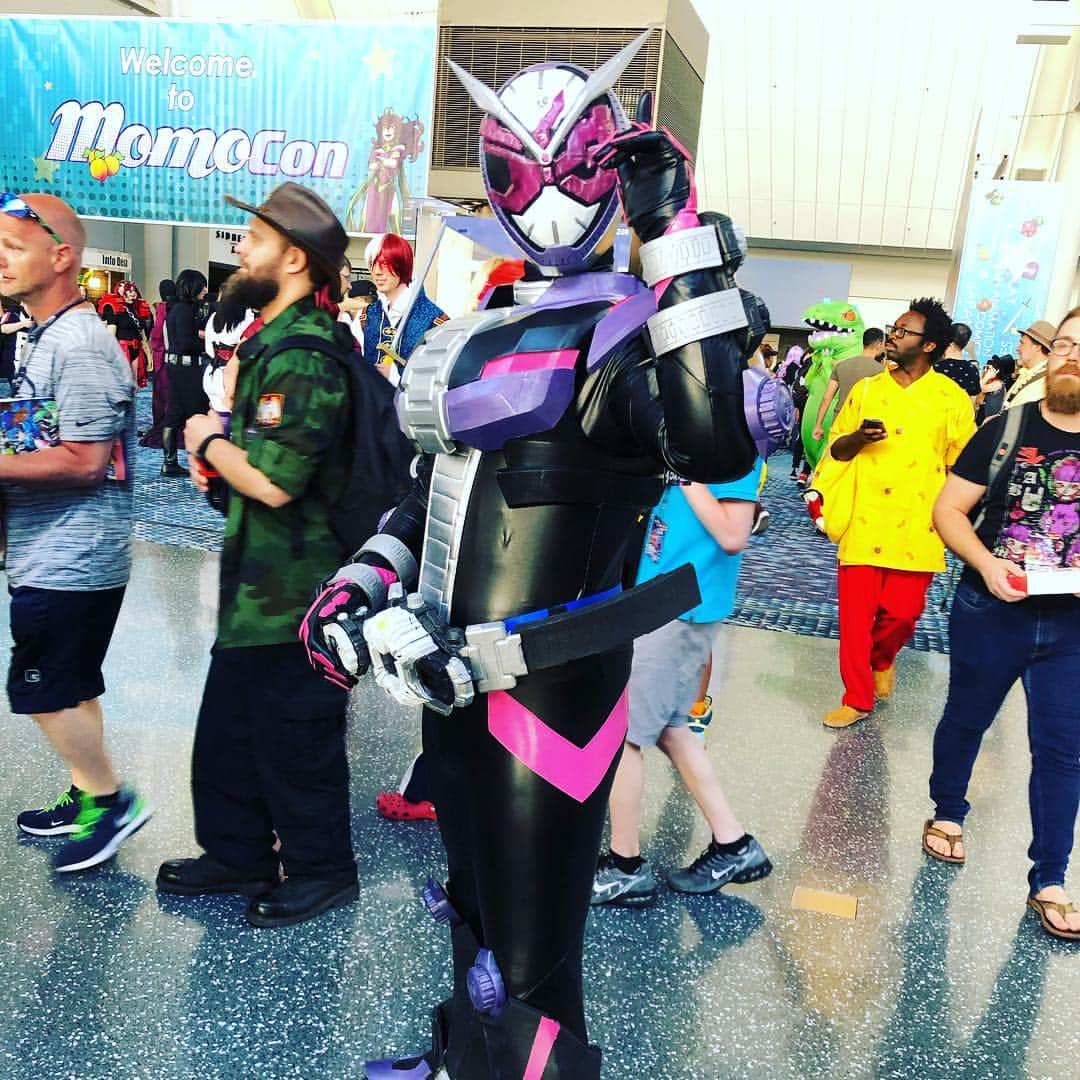 須田剛一のインスタグラム：「MomoCon@アトランタでは、仮面ライダージオウさんに会いました。なんだかいけそうな気がする！」