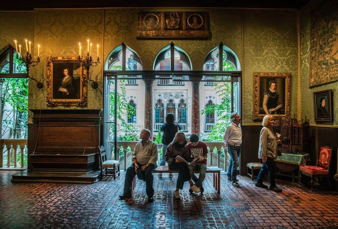 ナショナルジオグラフィックさんのインスタグラム写真 - (ナショナルジオグラフィックInstagram)「Photo by Juan Arredondo @juanarre | Visitors in the Dutch room of the Isabella Gardner Museum in Boston. In 1990 this room was also the scene of tragedy when 13 works were stolen from the museum, six of them from the Dutch room. The museum lost  several Rembrandts, including a self-portrait, one of his finest narrative paintings, "A Lady and Gentleman in Black," and his only seascape, "Christ in the Storm on the Sea of Galilee," as well as Johannes Vermeer’s "The Concert." #onassignment for @natgeotraveluk. For more photos and videos from different parts of the world, follow me @juanarre #travel #boston」7月14日 18時38分 - natgeo