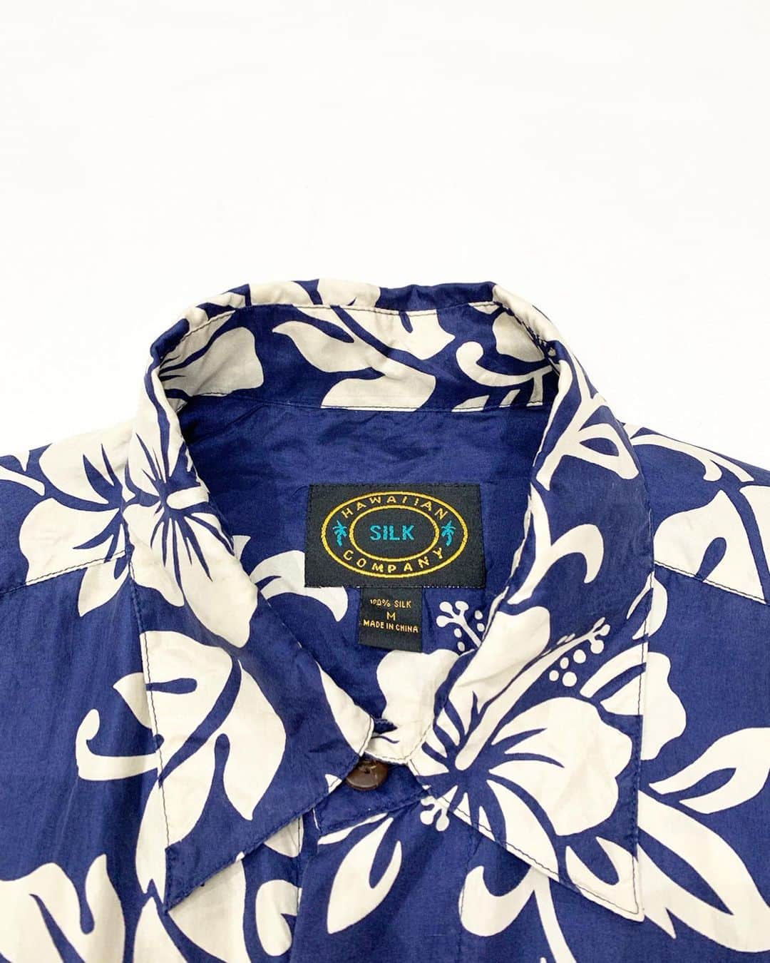 ジャムルさんのインスタグラム写真 - (ジャムルInstagram)「SILK Hawaiian shirts ¥4500+tax . 肩幅 50cm 身幅 57cm 着丈 77.5cm . 通販も可能です。 お問い合わせはお電話で承ります。 . #お問い合わせはお電話で承ります #jammru  #osaka  #fashion  #streetstyle  #streetfashion  #vtg  #vintage  #used  #usedclothing  #古着 #古着屋 #ファッション #70s #80s #90s」7月14日 18時39分 - jammru