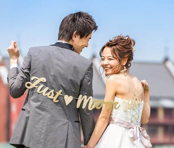 プレ花嫁の結婚式準備サイト farny 【ファーニー】さんのインスタグラム写真 - (プレ花嫁の結婚式準備サイト farny 【ファーニー】Instagram)「@farny_weddingをフォローして #プラコレ #farnyレポ を付けて投稿してくださいね♥ . :-: :-: :-: :-: :-: :-: :-: :-: :-: 本日紹介したいウェディングフォトは・・・ @r.takeuchi_studioaquaさん❤︎ . #justmarried ガーランドを持って..♡ 花嫁さまの振り向き笑顔がとっても可愛く キュンとしてしまう一枚ですね// . :-: :-: :-: :-: :-: :-: :-: :-: :-: . \\🌷花嫁ライター募集中// @farny_wedding の DMより”Farny 花嫁ライター希望”とお送りくださいね◎ 担当者から折り返しご連絡さしあげます⁂ . \\🌹花嫁アプリ // プロのアドバイザーに結婚式の相談を何度でも♡ ウェディングドレスの記事や、 自分のウェディングレポを残せちゃう♡” . ＞＞＞TOPのURLからcheck ⋈ @placolewedding ＞＞＞結婚のご相談は プラコレウェディングアドバイザーへ♡ @wedding_adviser ＞＞＞ウェディングレポを残したいなら、 farny by プラコレをcheck ✎ @farny_wedding ＞＞＞ウェディングアイテム＆DIYは farnyアイテムをcheck ❁ @farny_wd.item >>>沖縄フォトウェディングの予約は ainowa(あいのわ)をcheck✈ @ainowa_okinawa . ┈┈┈┈┈┈┈┈┈┈┈┈┈┈┈┈┈┈┈ #プレ花嫁 #卒花  #花嫁 #卒花嫁 #結婚準備  #花嫁準備 #当日レポ #撮影指示書 #weddingtbt #weddingdress #ウェディングドレス #運命の一着 #ウェディングフォト #ロケーションフォト #挙式レポ #卒花しました #試着レポ #farnyレポ #前撮り #後撮り  #関東花嫁 #関西花嫁 #ガーランド」7月14日 18時40分 - farny_wedding