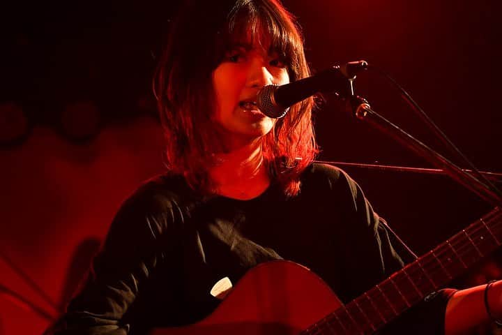 未確認フェスティバルのインスタグラム：「8組目！mihoro*！﻿ ﻿ 岡山県！19歳！シンガーソングライター！﻿ ﻿ 曲から映像がハッキリ見えるほど生々しい歌詞。﻿ 恋愛ドキュメンタリー映画を観た感覚。﻿ 女の子の弱さと強さを歌ってくれた。﻿ ﻿ 赤い髪に赤いギター。赤が似合う女の子。﻿ 切なくも激しく燃える女心を目に焼き付けた。﻿ ﻿ M1.品川﻿ M2.嘘﻿ ﻿ #mihoro*﻿ #未確認 #マイナビ未確認フェスティバル2019 #ライブステージ #マカロニえんぴつ #MusicClubJANUS #夏フェス #音楽 #10代アーティスト#大阪 #osaka #入場無料﻿」
