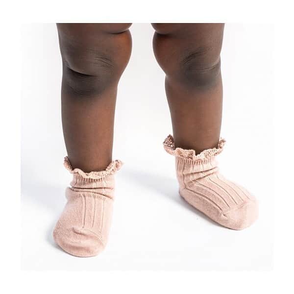 コレジアンのインスタグラム：「Cute little legs!!! 🤗 . Sweet little girl wearing our new ruffle socks in “vieux rose”, a romantic, feminine shade of pink. 🌸 . Don’t wait any longer and grab your pair now! 😃 . 🇫🇷 Des jolies cuisses à croquer !!! 🤗 . Cette petite fille est adorable dans nos toutes nouvelles chaussettes à dentelle ! Ce doux coloris Vieux Rose est symbole de romantisme, de tendresse et de bonheur, à la fois doux et féminin, le vieux rose dépoussière son image un brin mièvre et casse les codes ! 🌸 . N’attendez plus, craquez pour ces jolies chaussettes !!! 😊 . Picture by @winkylewis 😘 . #collegien #collegiensocks #collegien_officiel #海外ベビー服 #ロンパース #女の子ベビー #女の子 #赤ちゃん #赤ちゃんのいる生活 #ベビモ #madeinfrance #extrasoft #bestsocksever #barneklær #kinderstrümpfe #靴下 #носки #sokker #instamum #ruffle #lacetrimanklesocks #fashionkids #brandsforkids #inspiration #instakids #ootd #instatoddler #kidsofinstagram」