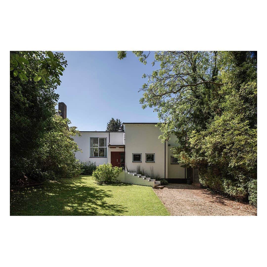 The Modern Houseさんのインスタグラム写真 - (The Modern HouseInstagram)「#forsale an impressive modernist home in Oxfordshire. Link in our bio for the sales particulars.」7月14日 18時53分 - themodernhouse