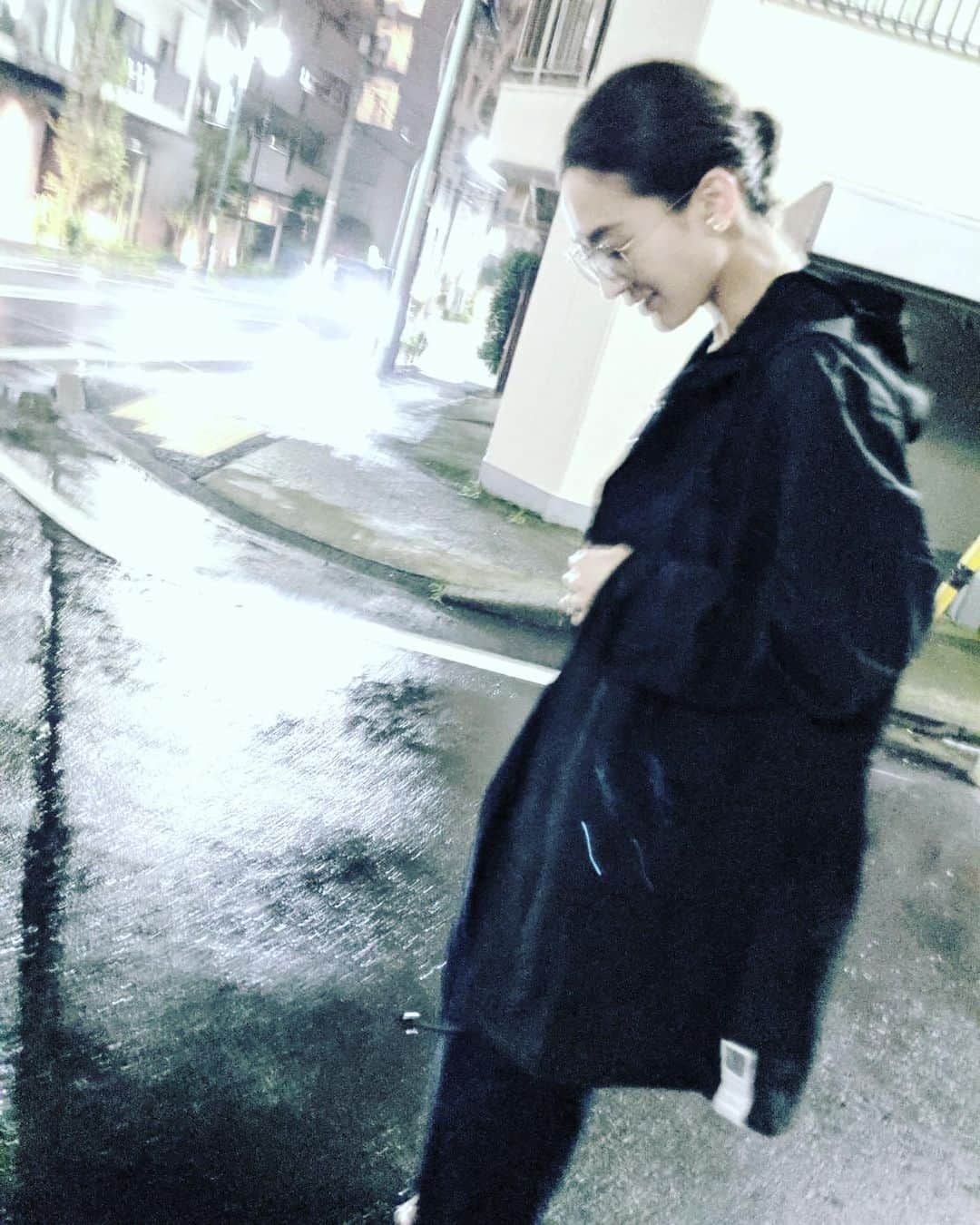 神山まりあさんのインスタグラム写真 - (神山まりあInstagram)「Raincoat by @trunkhotel ☂️ モノトーンで軽くて使いやすい😍  #rainyday #rain #raincoat #mom #love #happy #nightout #😍」7月14日 18時56分 - mariakamiyama