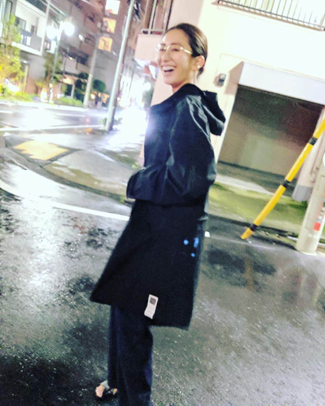 のインスタグラム：「Raincoat by @trunkhotel ☂️ モノトーンで軽くて使いやすい😍  #rainyday #rain #raincoat #mom #love #happy #nightout #😍」