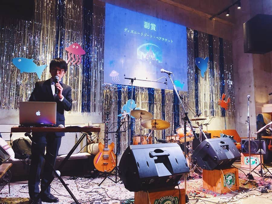 momo8631さんのインスタグラム写真 - (momo8631Instagram)「2018.07.14 #konikoma0713 konikoma wedding party & Live in tokyo 🎉 . まるでハリウッド映画のような雰囲気の結婚パーティ！ 女性はコンバース、男性はメガネというドレスコード。新郎新婦のコーデも素敵だし、大好きなちゃらさんとこにさんの「愛はおしゃれじゃない」コラボ、たかみーのかずまくんの名司会、難易度高めのクイズ大会、KONIKOMA FES、2次会の生バンドカラオケ。 最後の最後まで笑顔が溢れるパーティとなりました☺︎ 私もこんな結婚パーティがしたかったな〜！笑。 . こにさんとは8年前のperfumeのオフ会(懐かしのはちゃコレ)、こまたちゃんとは5年前にWEARのアプリで出会って、そんな2人が夫婦になったという奇跡のような本当の話。 ステキな時間をありがとうございました！末永くお幸せに💕 ..... #happywedding #party」7月14日 18時56分 - momo8631