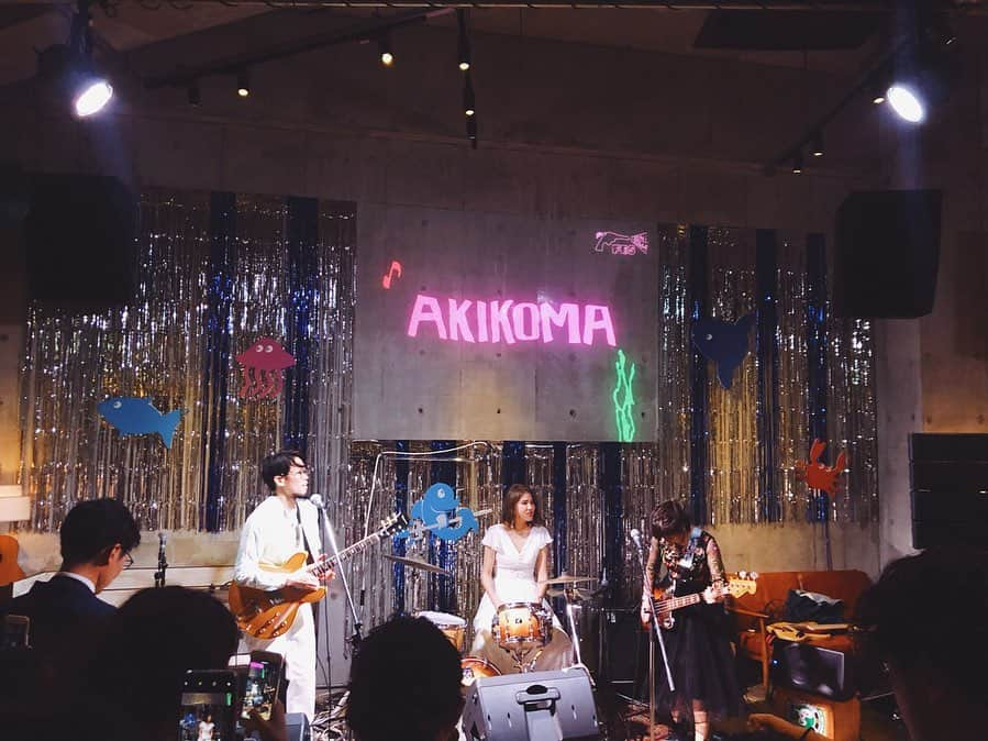 momo8631さんのインスタグラム写真 - (momo8631Instagram)「2018.07.14 #konikoma0713 konikoma wedding party & Live in tokyo 🎉 . まるでハリウッド映画のような雰囲気の結婚パーティ！ 女性はコンバース、男性はメガネというドレスコード。新郎新婦のコーデも素敵だし、大好きなちゃらさんとこにさんの「愛はおしゃれじゃない」コラボ、たかみーのかずまくんの名司会、難易度高めのクイズ大会、KONIKOMA FES、2次会の生バンドカラオケ。 最後の最後まで笑顔が溢れるパーティとなりました☺︎ 私もこんな結婚パーティがしたかったな〜！笑。 . こにさんとは8年前のperfumeのオフ会(懐かしのはちゃコレ)、こまたちゃんとは5年前にWEARのアプリで出会って、そんな2人が夫婦になったという奇跡のような本当の話。 ステキな時間をありがとうございました！末永くお幸せに💕 ..... #happywedding #party」7月14日 18時56分 - momo8631