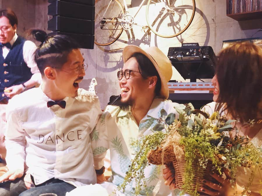 momo8631さんのインスタグラム写真 - (momo8631Instagram)「2018.07.14 #konikoma0713 konikoma wedding party & Live in tokyo 🎉 . まるでハリウッド映画のような雰囲気の結婚パーティ！ 女性はコンバース、男性はメガネというドレスコード。新郎新婦のコーデも素敵だし、大好きなちゃらさんとこにさんの「愛はおしゃれじゃない」コラボ、たかみーのかずまくんの名司会、難易度高めのクイズ大会、KONIKOMA FES、2次会の生バンドカラオケ。 最後の最後まで笑顔が溢れるパーティとなりました☺︎ 私もこんな結婚パーティがしたかったな〜！笑。 . こにさんとは8年前のperfumeのオフ会(懐かしのはちゃコレ)、こまたちゃんとは5年前にWEARのアプリで出会って、そんな2人が夫婦になったという奇跡のような本当の話。 ステキな時間をありがとうございました！末永くお幸せに💕 ..... #happywedding #party」7月14日 18時56分 - momo8631