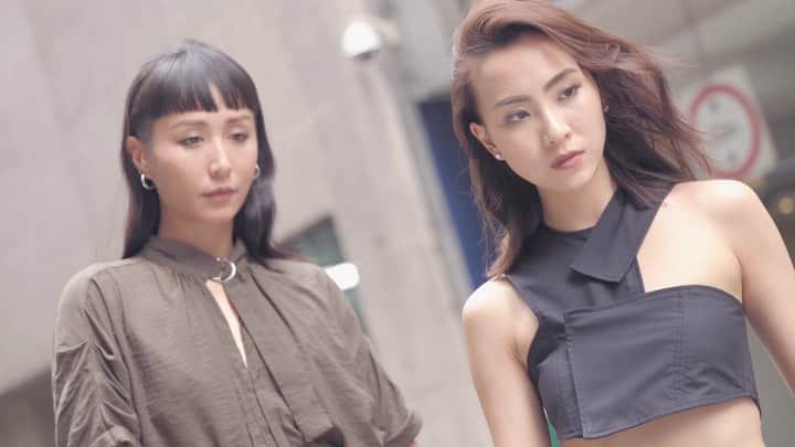ソニアのインスタグラム：「Taking a break from being goofy for a sec and werkin it with my sista from another mista @heyrozz for @tagheuer and @tsingapore 👯  The @tagheuer team always brings out the best in me, in every situation and phase of life. This video is just a little insight to what we think being fearless and bold in this modern day means. I hope you enjoy it 💚 #dontcrackunderpressure  Videographer: @anuestudios Creative Director: @jackwang Producer: @michellekjt Hair: @sean_livesforcoffee using @keunesg Makeup: @weeeeming using @shuuemura  Watches: @tagheuer My outfit: @surrenderstore @christiandada_sg」