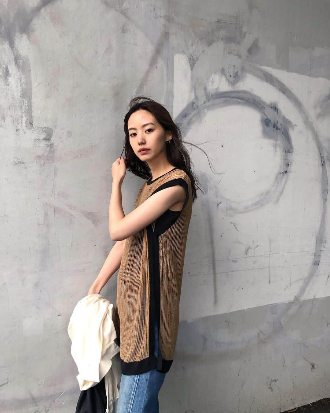 Shiho Sasakiのインスタグラム：「これから真夏にかけて大活躍しそうな メッシュTops🐠 着丈もゆるっと長めでサイドスリット入りだから Pantsと合わせるのがおすすめです✨ インナーにはキャミソールを着てるよ🐼 #MOUSSY#MOUSSYSNAP」