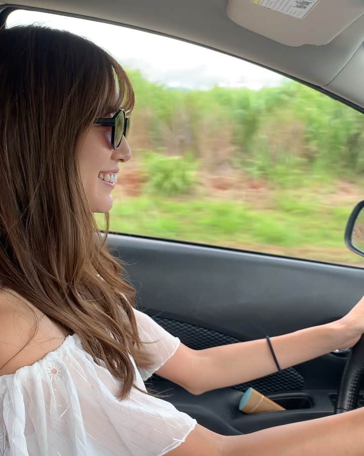 のインスタグラム：「趣味ドライブ。運転好き。としみんが撮ってくれる運転動画好き☺️❤️ワイキキからノースショアに向かってたら、パリハイウェイがまさかの通行止め。Googleマップも車のナビも迂回路を提案してくれないので、仕方なく自分達で考えてなんとか辿り着きました！笑  その道中の動画です。 . 日本でもなんだけど、としみんナビ完璧👏 私都内でよく高速降りちゃうからwwwんでまた乗るという… お金も時間も無駄😭 . どうでもいいけど、2人して話が飛びすぎてて笑える🤣いつもこんな感じ🥳 . あ、そうそう、レンタカー最初トヨタのヤリス(ヴィッツ)って言われたけど日産のノートに変更してもらいました（笑） . . . . 🌎📍ハワイ ノースショア ✈︎=====================================☆ #hawaii #ハワイ #夏威夷  #ハレイワ #haleiwa #ノースショア #Northshore #運転動画 #drive #car #NISSAN ✈︎=====================================☆」