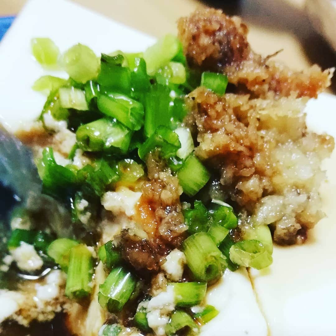 松本隆博のインスタグラム：「。 ワサビとカラシは チューブのものでも 良いけれど生姜だけは おろしたモノに絶対勝てない なー、とオカンとまったく同じ 考えで盛り上がる晩メシなう。 ヽ(^o^)丿」