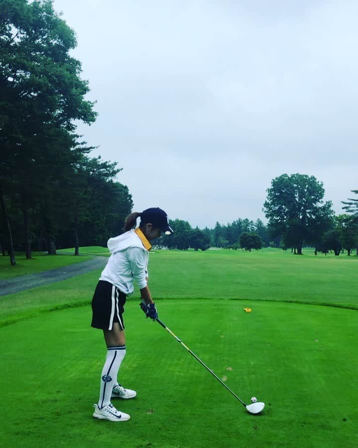 ゆりあのインスタグラム：「からの2日目ショット🏌️‍♀️ 前日の練習の成果と、女子プロの方々に教わったことでかなり飛距離が伸びた😳✨方向はさておき、、170yd近く飛んだよ！！はじめて！！ #golf #ゴルフ #ゴルフ女子 #ゴルフ初心者  #ゴルフレッスン  #ゴルフ練習記録 #instagolf #ゴルフスイング  #今年中に100切りたい #軽井沢 #軽井沢72 #instagood #instalove」