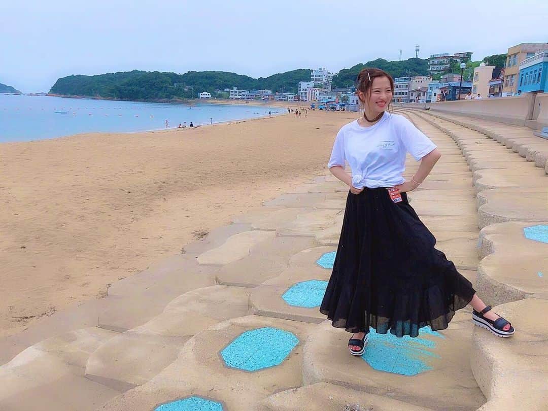 のインスタグラム：「. 初篠島フェス🛥💕. 🌺PEEPS!"BEGINNING OF SUMMER" . TOUR@篠島フェス 2019🌺. 会場で声かけてくれた方や 参加してくれた学生のみんなもありがとう🥰❤️ 明日もみんな楽しんでくださいね👏🏻💕. #zipfm #ぴーぷす #愛知 #篠島 #篠島フェス #海 #beach #しらす丼 #仁 #丸正 #instalove #japan #japanesegirl #radiodj #nagoya #옷스타그램 #얼스타그램 #여행 #일본여행 #雨なんて関係ない #前髪 さようなら。笑」