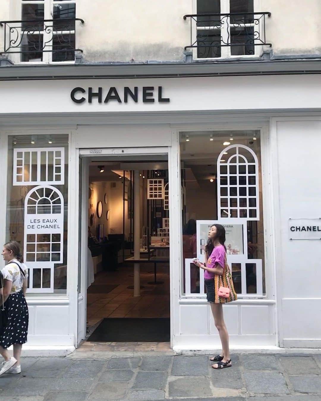 パク・ジヘさんのインスタグラム写真 - (パク・ジヘInstagram)「I found CHANEL beauty boutique while I’m strolling in Le Marais. 샵이 이렇게 이쁘니 사진을 찍을수밖에 없자낭🤦🏻‍♀️ @chanel.beauty @chanel.beauty.korea #샤넬뷰티 #샤넬메이크업」7月14日 19時16分 - jihyeparkjhp