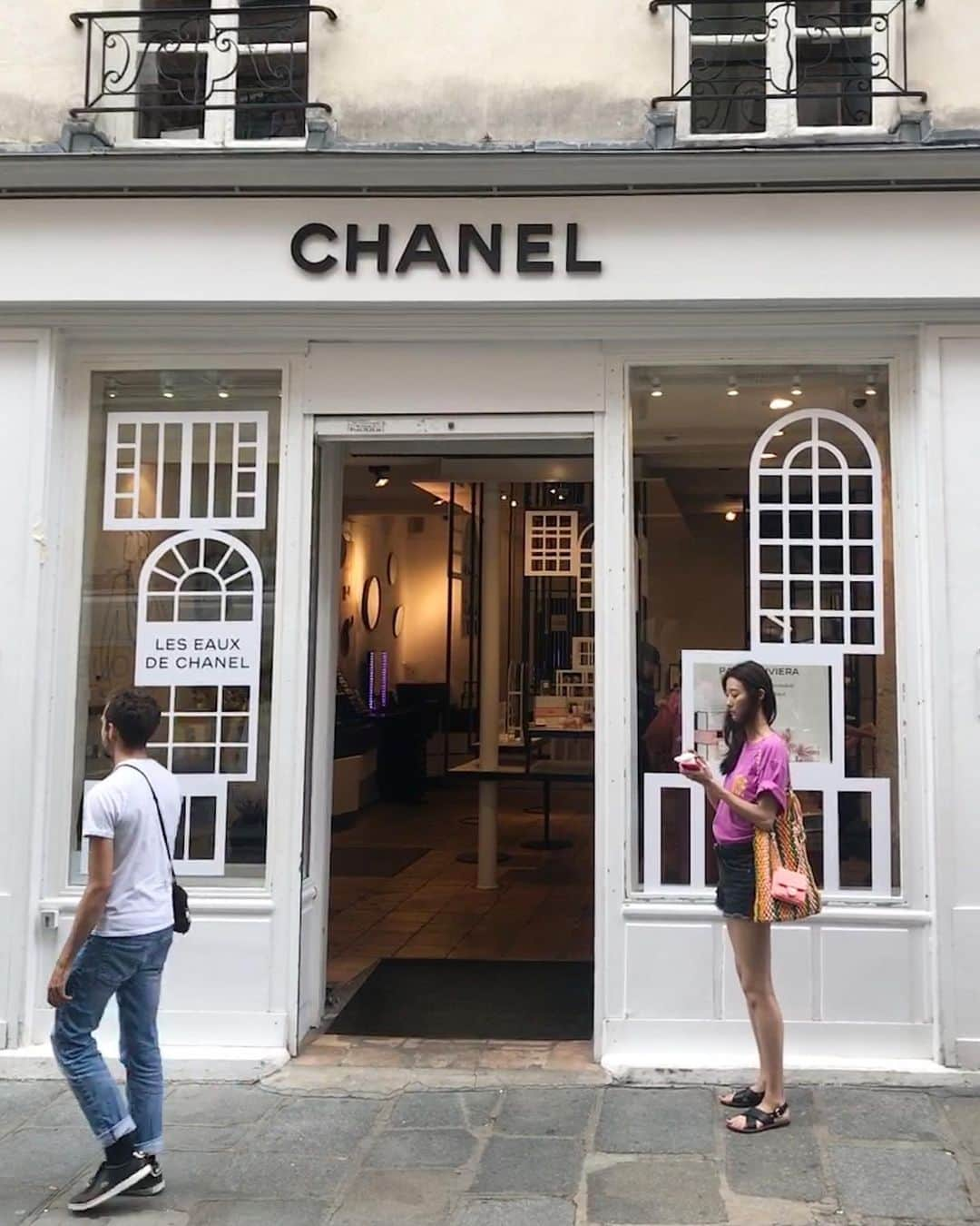 パク・ジヘさんのインスタグラム写真 - (パク・ジヘInstagram)「I found CHANEL beauty boutique while I’m strolling in Le Marais. 샵이 이렇게 이쁘니 사진을 찍을수밖에 없자낭🤦🏻‍♀️ @chanel.beauty @chanel.beauty.korea #샤넬뷰티 #샤넬메이크업」7月14日 19時16分 - jihyeparkjhp