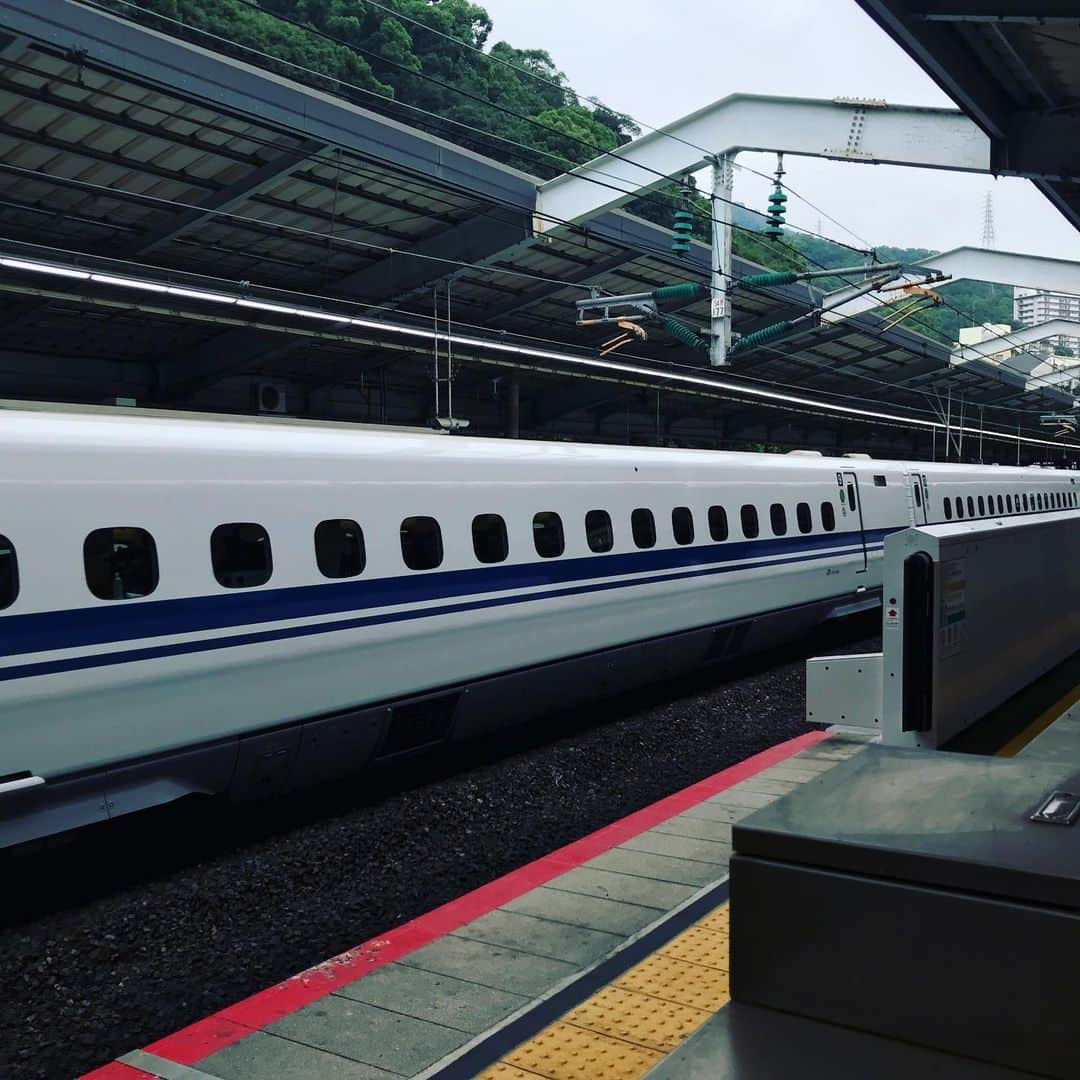 TOGGYさんのインスタグラム写真 - (TOGGYInstagram)「【新神戸駅あるある】 🚅 斜めに止まる。  #shinkobe #shinkansen #diagonal #jr #japan」7月14日 19時16分 - dj_toggy