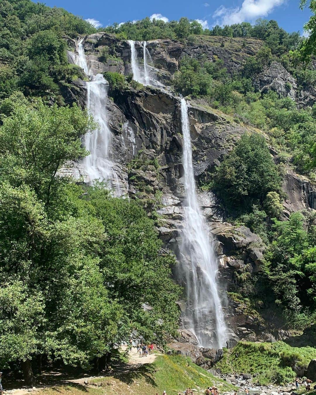 Patrycja WYCISZKIEWICZさんのインスタグラム写真 - (Patrycja WYCISZKIEWICZInstagram)「Free sunday. Finally. Time to rest and enjoy the nature ♥️ Wolna niedziela- czas na odpoczynek i podziwianie piękna przyrody ♥️ #sunday #free #relax #nature #waterfall #italy #alps」7月14日 19時23分 - patrycjawyciszkiewicz