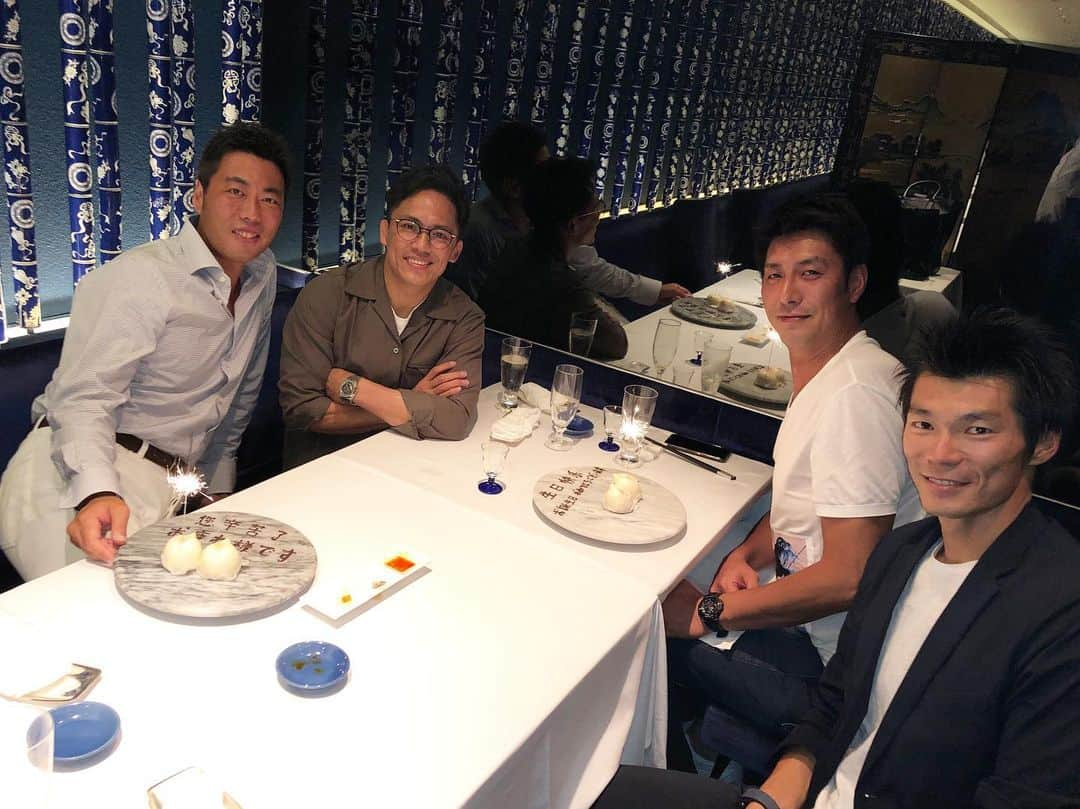 野村忠宏さんのインスタグラム写真 - (野村忠宏Instagram)「先日の楽しいご飯会。浩治、引退は寂しけどホンマお疲れさん。隆弘、誕生日おめでとう。大地、東京五輪出場と活躍を期待してる。また集まりましょう。 #アスリート後輩 #野球 #上原浩治 #バレーボール #山本隆弘 #棒高跳び #澤野大地 #柔道 #野村忠宏」7月14日 19時35分 - nomura60kg