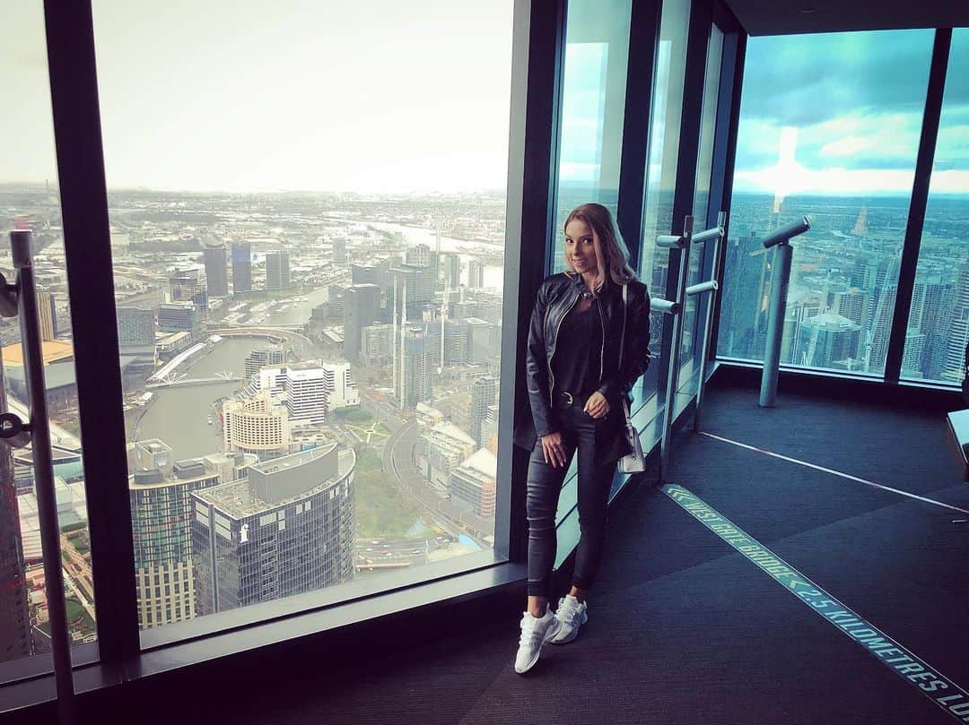 ベルナデッテ・スッチさんのインスタグラム写真 - (ベルナデッテ・スッチInstagram)「Day off in  Melbourne 😍  #melbourne_insta #melbourne #skydeskmelbourne #melbourneskyline #beautifulview #beautifulplaces #dayinmelbourne #sundayvibes #sundaymood #blackandwhitemood #blackandwhitestyle #blackandwhite #perfectday #perfectview #viewoftheday #sundaystyle #lovethisplace #travelingtheworld #travelaroundtheworld #travelgirl #❤️」7月14日 19時35分 - szocsbernadettecynthia