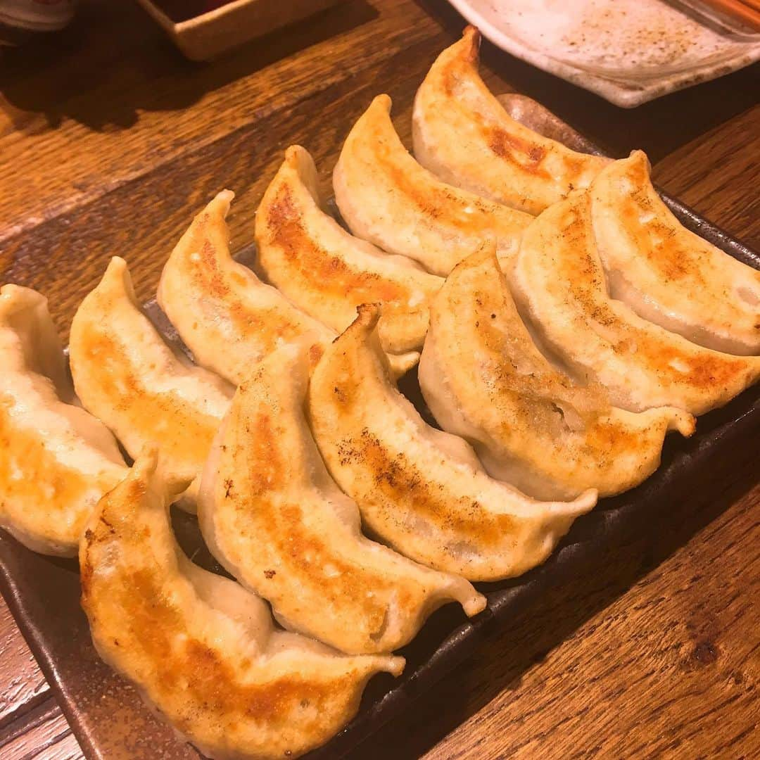 金巻ともこさんのインスタグラム写真 - (金巻ともこInstagram)「皮が厚い餃子が好き。あとたまごかけごはんおいしい。 #ダンダダン酒場 #餃子」7月14日 19時29分 - tomotomoco