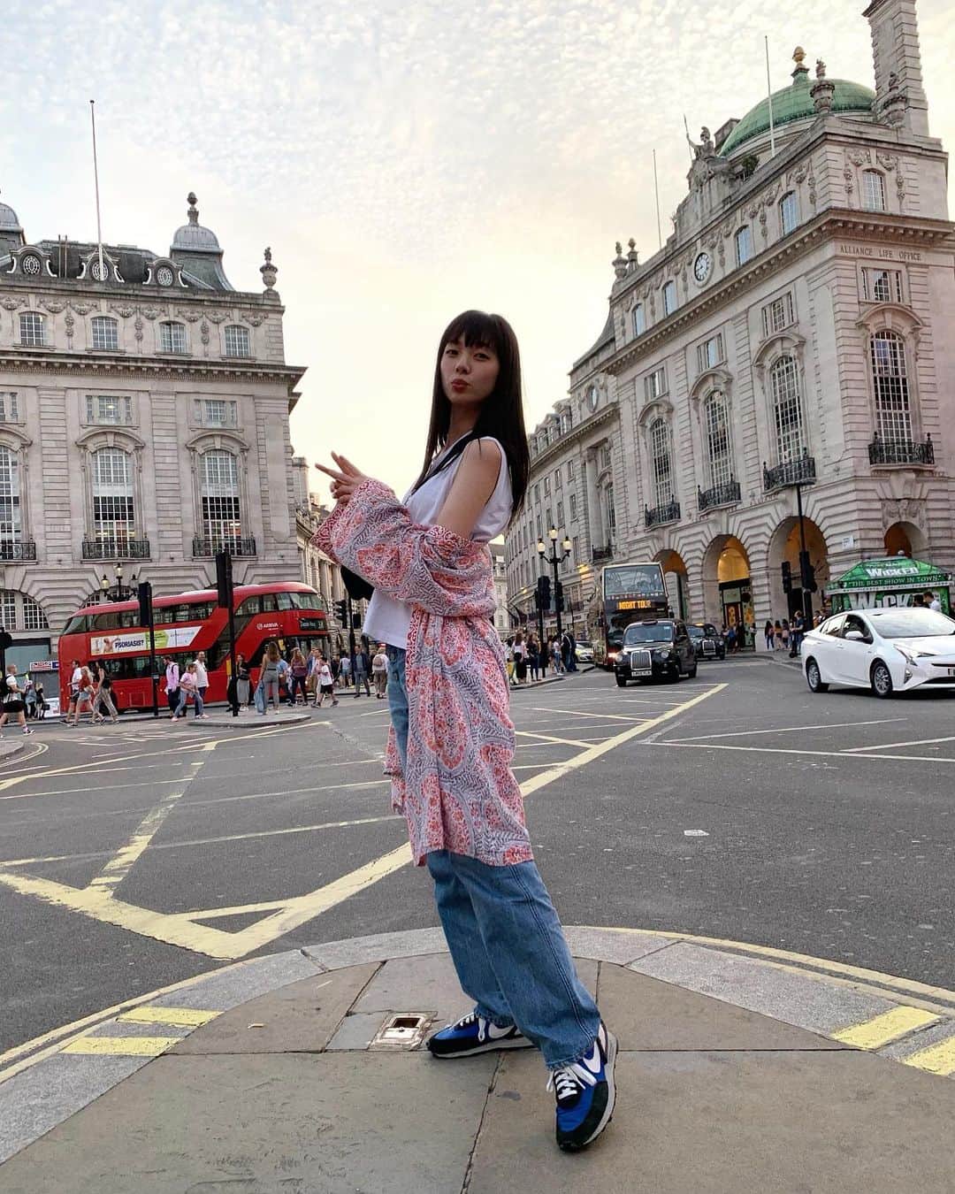 きなりのインスタグラム：「I'm in Europe NOW💃今年も一人旅楽しんでます！毎年NYだったから今年は初めてのヨーロッパ！最初はロンドンに行って、昨日からフランスに来てます！！ ヨーロッパの街並みは想像以上に綺麗でのんびりしてます☺️🇬🇧🇫🇷 珍しくストーリー鬼更新してるからチェックよろしくです〜〜🤣✌️」