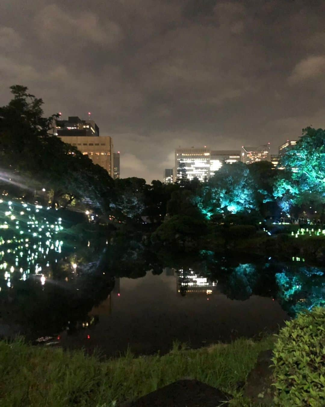 冨張愛さんのインスタグラム写真 - (冨張愛Instagram)「夏のイルミネーション♡ 日比谷公園のビーズハーバリウムへ☺︎ 幻想的で とっても綺麗でした✨ SNS投稿でハーブティを頂けるのですが 夏にぴったりの美味しいお茶を飲みながらの 夜のお散歩は最高🌿 森林に囲まれて すごく癒されるので 皆さんもぜひ立ち寄って ロマンチックな 夏の夜を 楽しんでみてください👒 * #instagood #illumination #lightup #hibiya #tokyo #herbarium #park #pr #日比谷公園 #ハーバリウム #ライトアップ #ビーズハーバリウム #ニュービーズ #夜景 #夏のイルミネーション」7月14日 19時32分 - megumitomihari