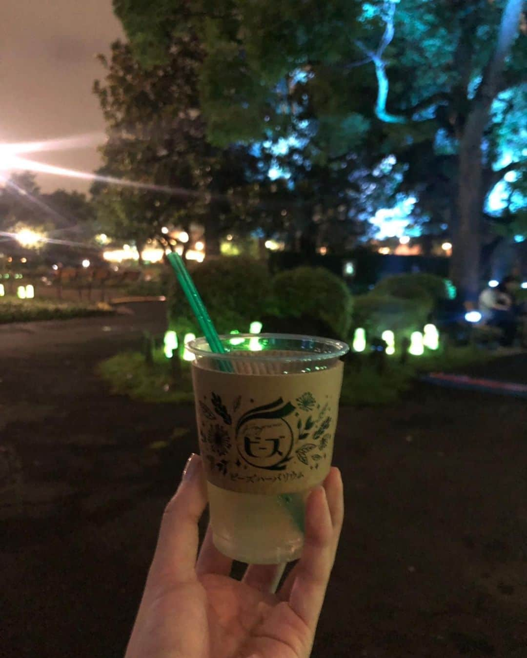 冨張愛さんのインスタグラム写真 - (冨張愛Instagram)「夏のイルミネーション♡ 日比谷公園のビーズハーバリウムへ☺︎ 幻想的で とっても綺麗でした✨ SNS投稿でハーブティを頂けるのですが 夏にぴったりの美味しいお茶を飲みながらの 夜のお散歩は最高🌿 森林に囲まれて すごく癒されるので 皆さんもぜひ立ち寄って ロマンチックな 夏の夜を 楽しんでみてください👒 * #instagood #illumination #lightup #hibiya #tokyo #herbarium #park #pr #日比谷公園 #ハーバリウム #ライトアップ #ビーズハーバリウム #ニュービーズ #夜景 #夏のイルミネーション」7月14日 19時32分 - megumitomihari