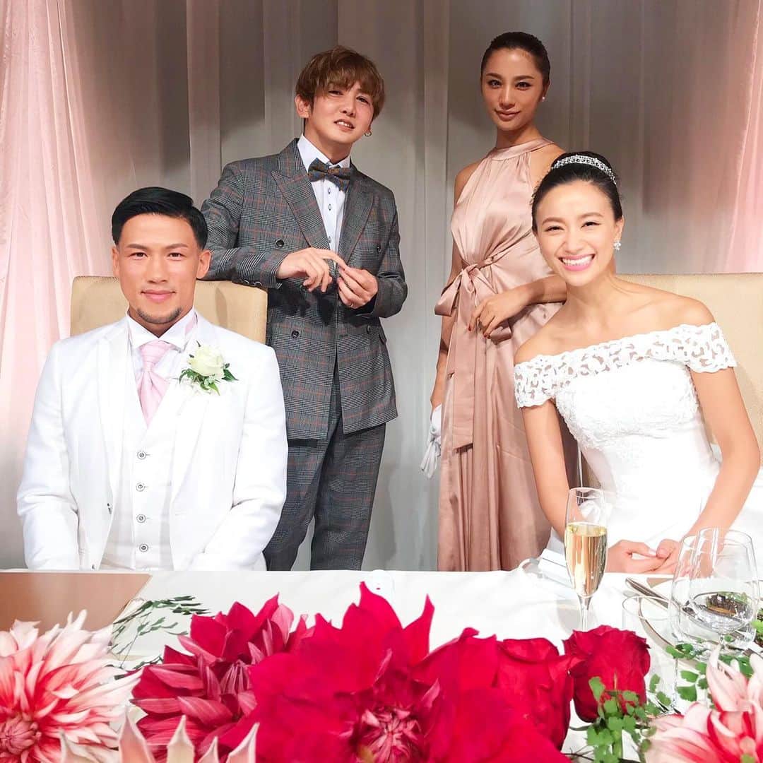 ミッチーのインスタグラム：「今日はヒロくん @hirotakaurabe ユウちゃん @takahashiyu.official の結婚式でした！﻿ ﻿ 少しだけ。﻿ ユウちゃんと出会ったのはメアリー @maryjuntakahashi  と3人で夕飯を食べたユウちゃんがまだ高校生の頃でした。﻿ 当時から誰に対してもまっすぐで、少し不器用で、泣き虫で、、そこは今になっても全く変わってないところ笑﻿ あ、あと何よりユウちゃんの笑顔はそこにいる人たちをみんな明るくしてくれます！笑顔を見て、まぶしっ！ってなる人、中々いないと思うんですよね。その位彼女の笑顔はまぶしいです。キラキラしてる。﻿ ﻿ そして今日は高橋家のパパとママ、 げんじ @gz_studio とゆうじ @takahashiyuji_3 にも久々会えて嬉しかったなぁ！(写真撮るの忘れた﻿ 昔から仲良い友達にも会えた！ ﻿ 最後に、﻿、 ヒロくんとユウちゃん、本当に！！結婚おめでとう！﻿ そしてあんな素敵な場所で歌わせてくれてありがとう。﻿ ﻿ ﻿ LIFE﻿ 君に伝えたい﻿ 一人じゃないと教えてくれた﻿ 強さと優しさが﻿ 僕の生きる糧となり﻿ どんな瞬間も前を向いて﻿ 僕が僕でいられること」